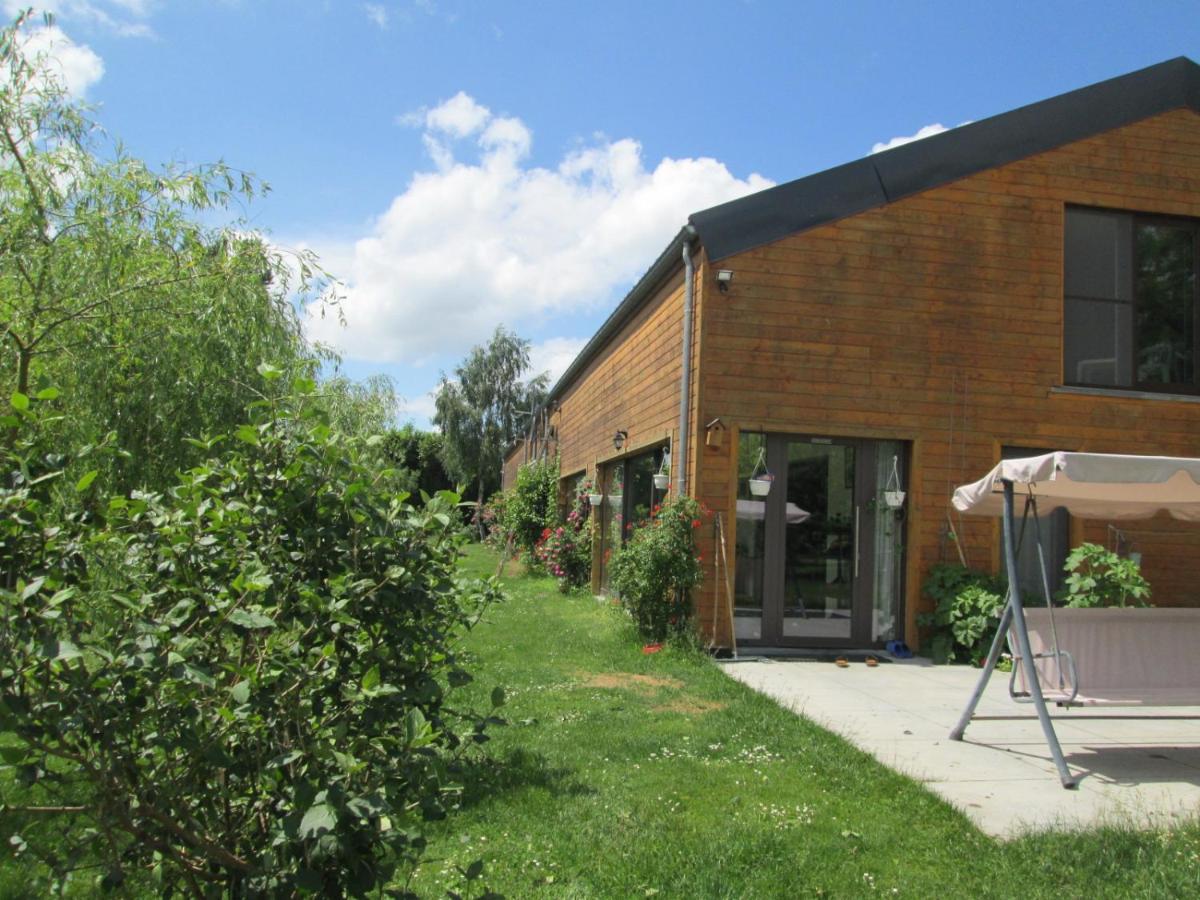 Florennes Gîte neuf 150 M2 devant un grand lac privé de 2 hectares poissonneux au milieu des bois Exterior foto