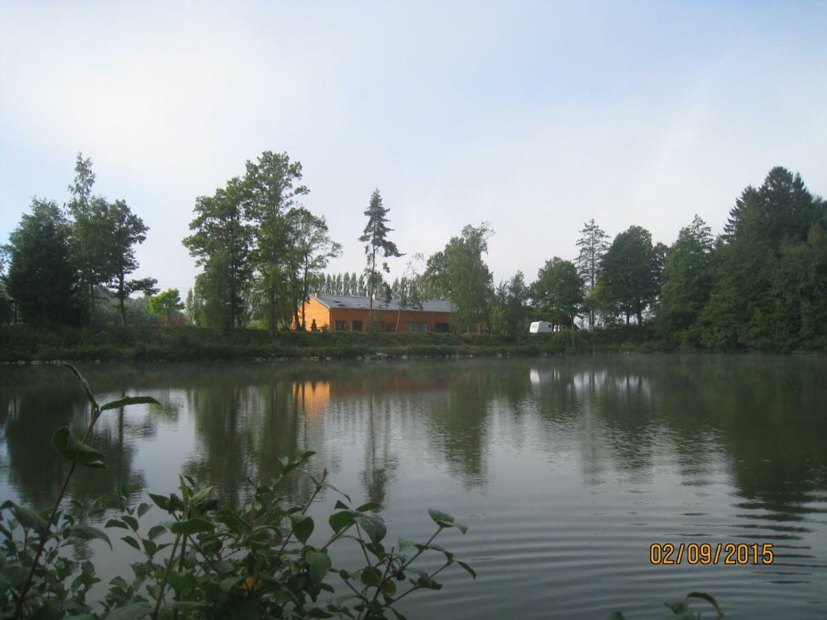 Florennes Gîte neuf 150 M2 devant un grand lac privé de 2 hectares poissonneux au milieu des bois Exterior foto