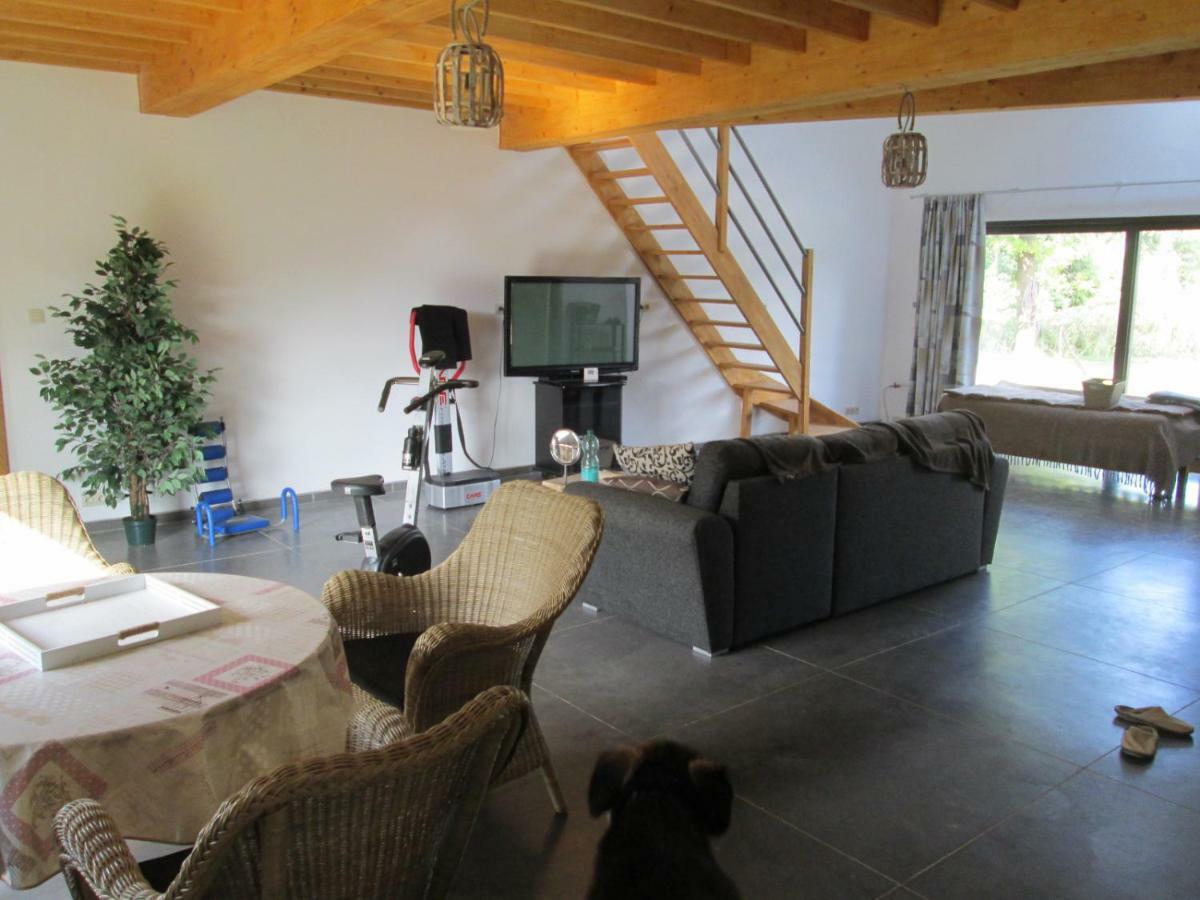 Florennes Gîte neuf 150 M2 devant un grand lac privé de 2 hectares poissonneux au milieu des bois Exterior foto