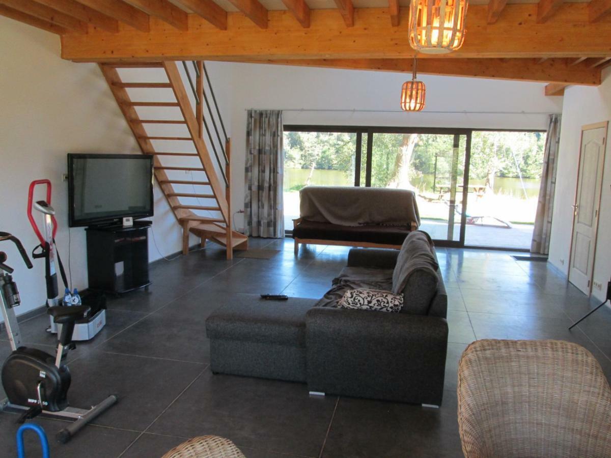Florennes Gîte neuf 150 M2 devant un grand lac privé de 2 hectares poissonneux au milieu des bois Exterior foto