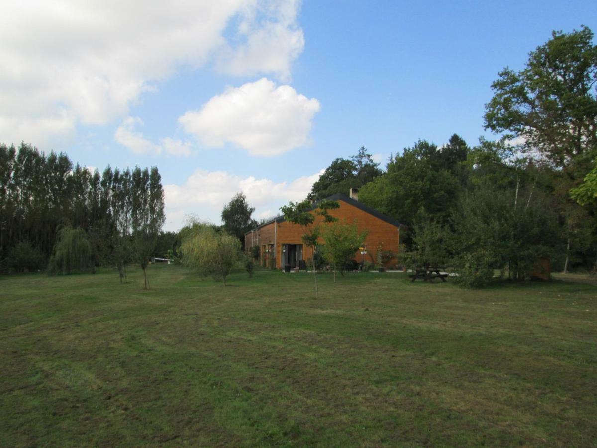 Florennes Gîte neuf 150 M2 devant un grand lac privé de 2 hectares poissonneux au milieu des bois Exterior foto