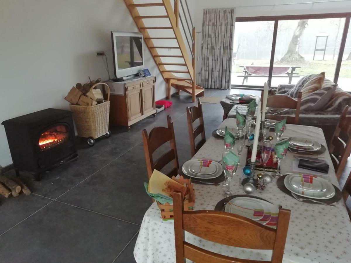 Florennes Gîte neuf 150 M2 devant un grand lac privé de 2 hectares poissonneux au milieu des bois Exterior foto